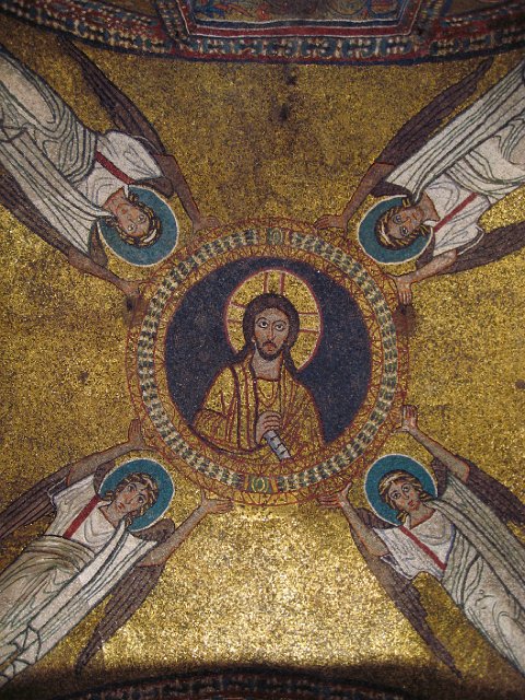 Basilica di San Prassede-3.JPG - The Cappella di San Zenone, inside the church, is the most important Byzantine monument in Rome, built by Paschal I as a mausoleum for his mother. Known as the Garden of Paradise, the chapel has a vaulted interior covered in mosaics, including Madonna with Saints, Christ with Saints and, in the vault, Christ with Angels.